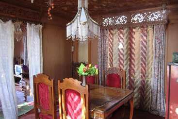 هتل Young Bombay Premium Heritage Houseboat , Srinagar