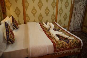 هتل Young Bombay Premium Heritage Houseboat , Srinagar