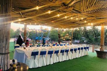 استراحتگاه Rooster Mekong Garden & Villas