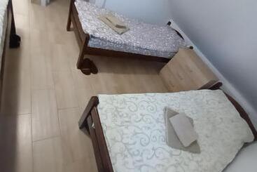 هاستل Apartmani Maja 2