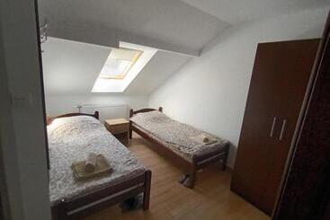 هاستل Apartmani Maja 2