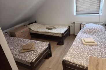 هاستل Apartmani Maja 2