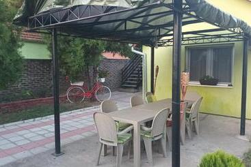 هاستل Apartmani Maja 2
