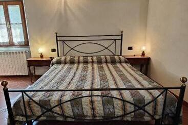 Отель Agriturismo Podere Chiassaie