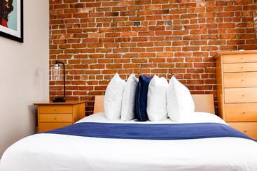 Stylish Downtown Studio In The Southend, C.ave #31