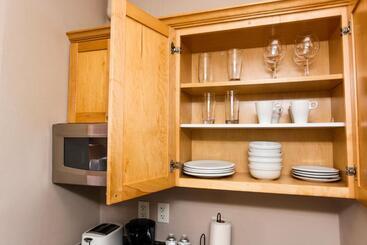 Stylish Downtown Studio In The Southend, C.ave #31