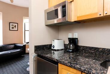Stylish Downtown Studio In The Southend, C.ave #31