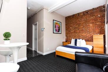 Stylish Downtown Studio In The Southend, C.ave #31