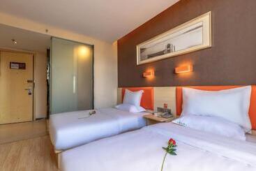 هتل 7days Premium Xichang Torch Plaza Qionghai Wetland Park Branch