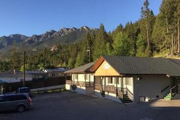 مُتل Celadon Lodge