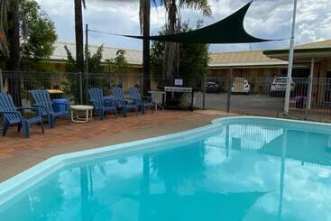 모텔 Golden West Motor Inn