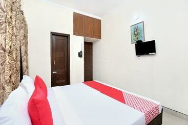 پانسیون Satyam Home Stay By Oyo Rooms