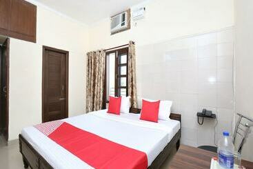 پانسیون Satyam Home Stay By Oyo Rooms