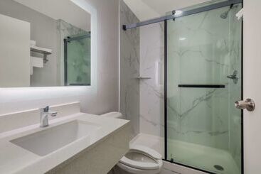 هتل Americas Best Value Inn And Suites Lake Charles