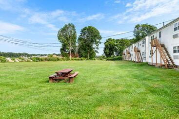 هتل Americas Best Value Inn Stonington Mystic