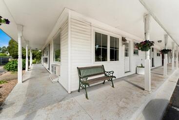 هتل Americas Best Value Inn Stonington Mystic