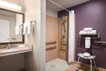 هتل Baymont By Wyndham Springfield I44