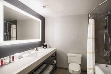 هتل Courtyard By Marriott Chicago At Medical District Uic