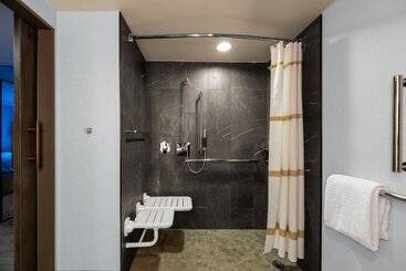 هتل Courtyard By Marriott Chicago At Medical District Uic