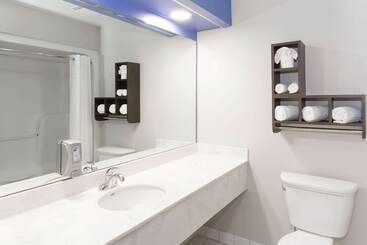 هتل Days Inn & Suites By Wyndham Fort Myers Near Jetblue Park