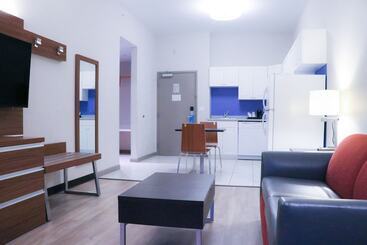 هتل Days Inn & Suites By Wyndham Fort Myers Near Jetblue Park