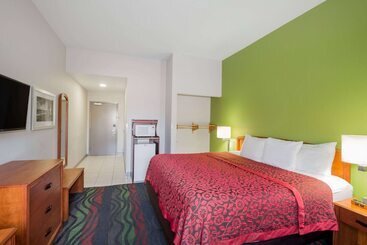 هتل Days Inn & Suites By Wyndham Fort Myers Near Jetblue Park