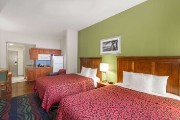 هتل Days Inn & Suites By Wyndham Fort Myers Near Jetblue Park