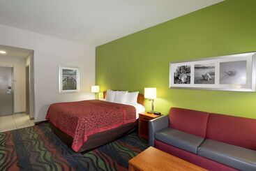 هتل Days Inn & Suites By Wyndham Fort Myers Near Jetblue Park