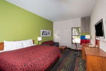 هتل Days Inn & Suites By Wyndham Fort Myers Near Jetblue Park