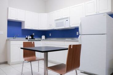 هتل Days Inn & Suites By Wyndham Fort Myers Near Jetblue Park