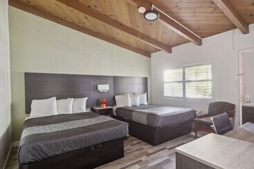 هتل Discovery Inn Monterey Bay