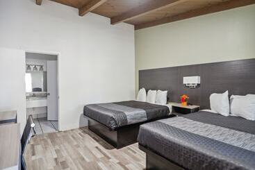هتل Discovery Inn Monterey Bay