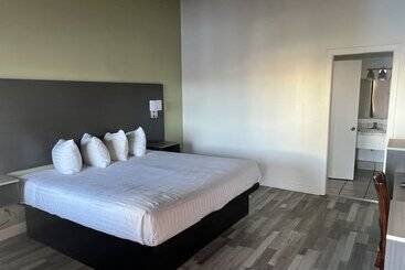 هتل Discovery Inn Monterey Bay