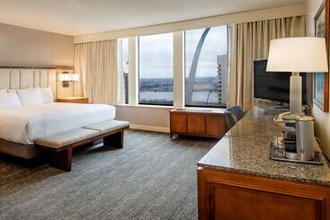 هتل Hilton St. Louis At The Ballpark