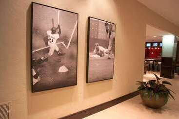 هتل Hilton St. Louis At The Ballpark