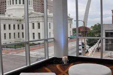 هتل Hilton St. Louis At The Ballpark
