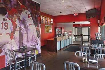 هتل Hilton St. Louis At The Ballpark