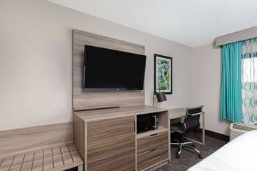 هتل La Quinta Inn By Wyndham Pigeon Forgedollywood