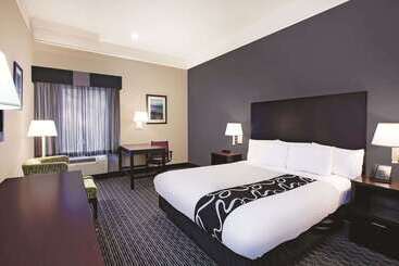 Отель La Quinta Inn & Suites By Wyndham Beaumont West