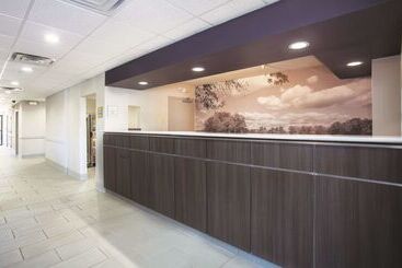 هتل La Quinta Inn & Suites By Wyndham Jackson Airport