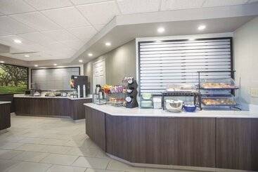 هتل La Quinta Inn & Suites By Wyndham Jackson Airport