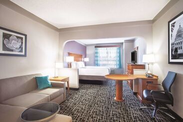 هتل La Quinta Inn & Suites By Wyndham Jackson Airport