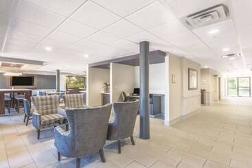 هتل La Quinta Inn & Suites By Wyndham Jackson Airport