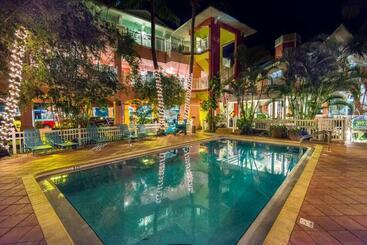 هتل The Lighthouse Resort Inn & Suites