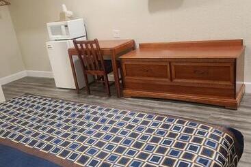 هتل Majestic Inn & Suites