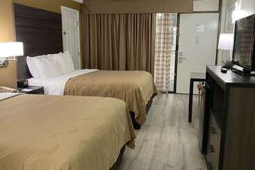 هتل Quality Inn Branson Hwy 76 Central