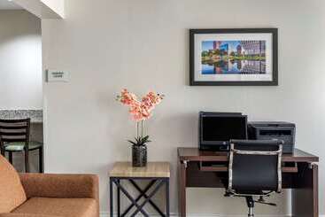 هتل Quality Inn & Suites Longview I20