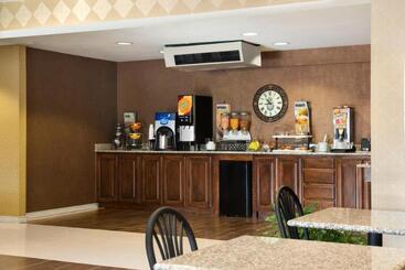 هتل Quality Inn & Suites Longview I20