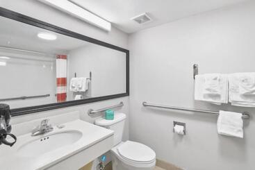 هتل Red Roof Inn & Suites Fayetteville  Fort Bragg