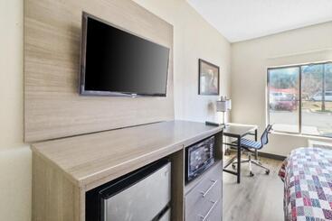 هتل Red Roof Inn & Suites Fayetteville Fort Bragg